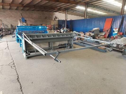 Maschengröße 100*100mm PLC-Schweißmaschine für Maschenbauteile